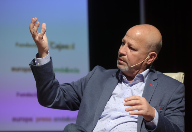 El consejero de Educación y Deportes, Javier Imbroda, durante sus intervención en  los desayunos informativos de Europa Press Andalucía, con el patrocinio de Fundación Cajasol, Atlantic Copper, Cepsa y Laboratorios Vir, En la sede de la Fundación Cajasol