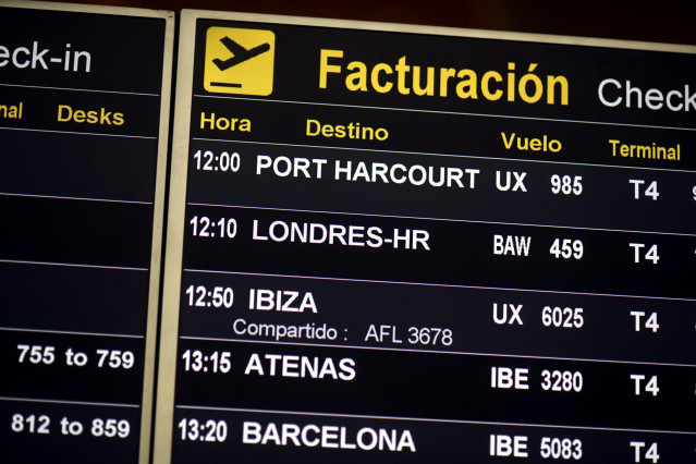 Panel de facturación para varios vuelos, dos de ellos con destino Gran Bretaña, en la terminal T4 del Aeropuerto de Madrid-Barajas Adolfo Suárez, en Madrid (España), a 27 de julio de 2020.