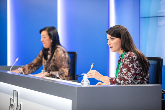 La secretaria general Vox en el Congreso, Macarena Olona (d); y la parlamentaria de Vox, Amaia Martínez (i), anuncian la interposición de un recurso de amparo ante el Tribunal Constitucional, en el Parlamento Vasco, en Vitoria, Álava, Euskadi (España),