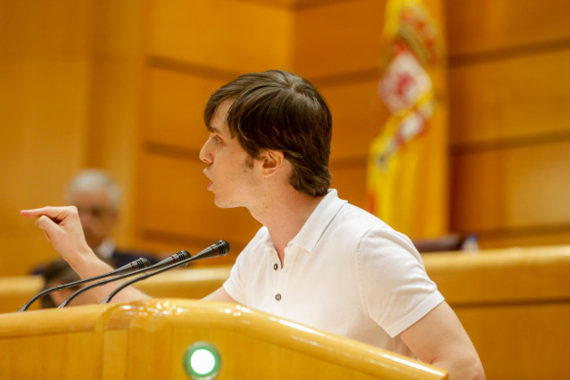 El senador del Grupo Parlamentario Izquierda Confederal Eduardo Fernández Rubiño (Más Madrid), durante su intervención en el pleno en el Senado. En Madrid (España), a 2 de junio de 2020.