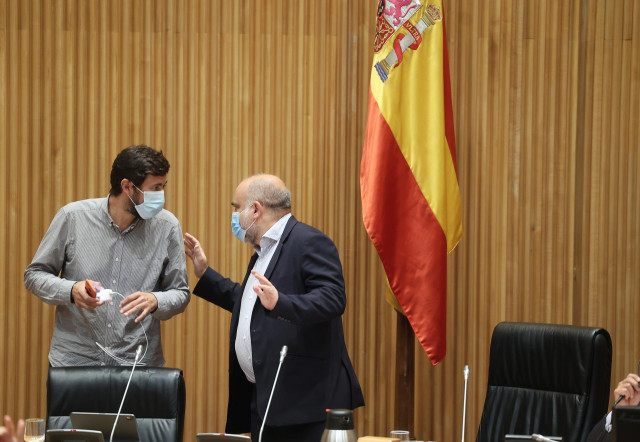El Presidente de la Comisión de Asuntos Exteriores en el Congreso de los Diputados, Pau Marí Klose (d), habla con el Vicepresidente Primero de la Comisión, Antón Gómez-Reino (i), momentos antes del inicio de la Comisión de Asuntos Exteriores en el Congres