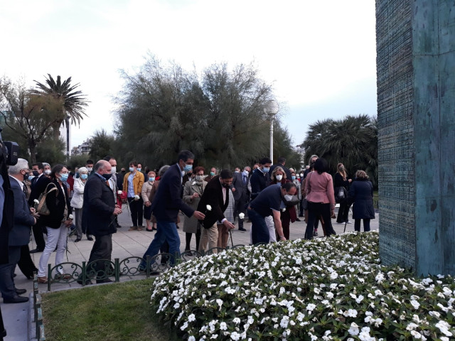 La Asociación de Víctimas del Terrorismo (AVT) y la Plataforma de Apoyo a las Víctimas del Terrorismo (APVT) realizan una ofrenda floral en memoria de las víctimas del terrorismo en el monolito de Alderdi Eder en San Sebastián