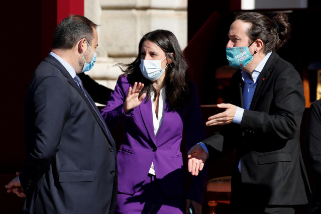 El vicepresidente del Gobierno, Pablo Iglesias (d) conversa con la ministra de Igualdad, Irene Montero (c) y el ministro de Transportes, José Luis Ábalos (i) antes del comienzo del desfile terrestre  del Día de la Fiesta Nacional.