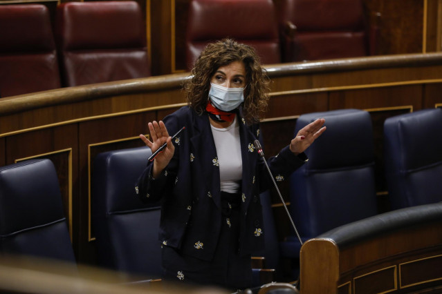 La ministra portavoz y de Hacienda, María Jesús Montero, interviene durante una sesión de control al Gobierno en el Congreso