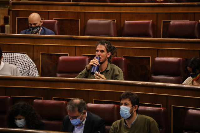 El diputado y secretario de Organización de Unidas Podemos, Alberto Rodríguez, durante una sesión plenaria en el Congreso de los Diputados.