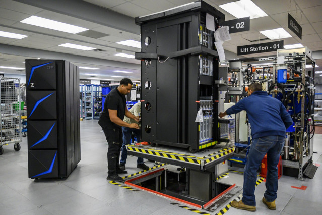 Ingenieros de IBM trabajando en un centro de datos de la compañía.