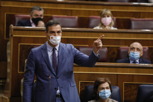 El presidente del Gobierno, Pedro Sánchez, interviene durante una sesión de control al Gobierno en el Congreso de los Diputados, en Madrid, (España), a 14 de octubre de 2020. Esta nueva sesión estará marcada por el debate sobre la gestión de la pandemia o