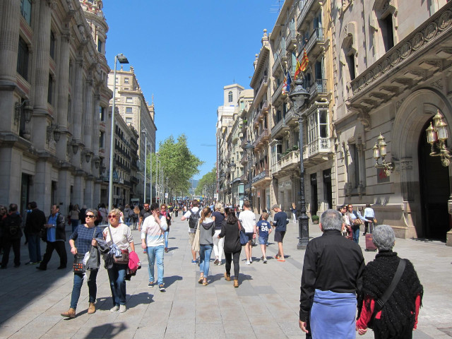Gente, persona, personas, paseando, paseo, familia, familias, compras, fin de semana, catalanes, turistas, turismo, calle, calles