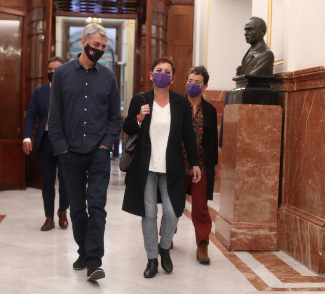 La portavoz de EH Bildu en el Congreso de los Diputados, Mertxe Aizpurua, a su llegada a una sesión de control al gobierno en el Congreso