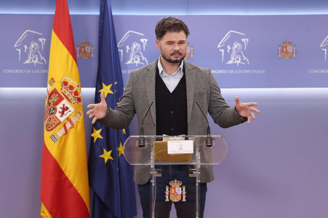 El portavoz del grupo de Esquerra Republicana (ERC) en el Congreso, Gabriel Rufián, interviene en la rueda de prensa antes de la Junta de Portavoces celebrada en el Congreso