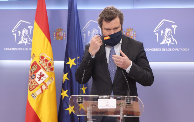 El portavoz de Vox en el Congreso de los Diputados, Iván Espinosa de los Monteros, se quita la mascarilla para intervenir en una rueda de prensa posterior a la Junta de Portavoces