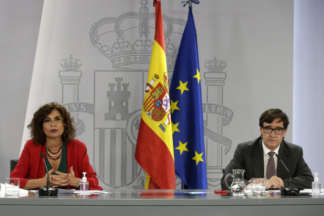 La ministra Portavoz y de Hacienda, María Jesús Montero, y el ministro de Sanidad, Salvador Illa, en rueda de prensa en el Palacio de la Moncloa tras el Consejo de Ministros.