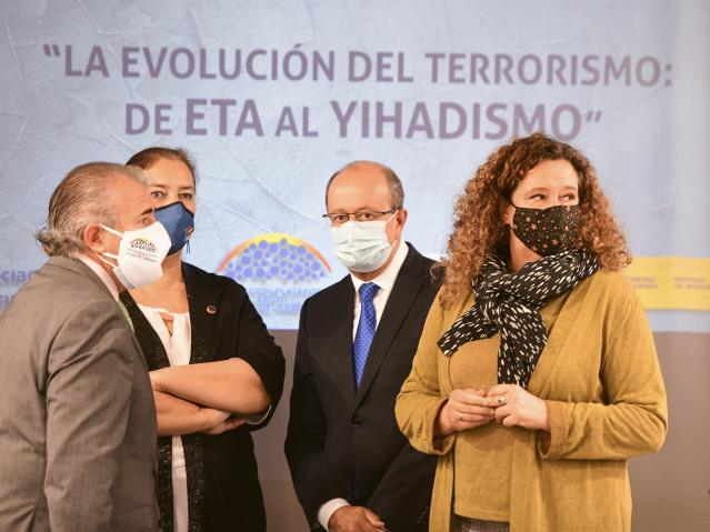 Representantes institucionales en las sextas jornadas de la AVT en San Sebastián