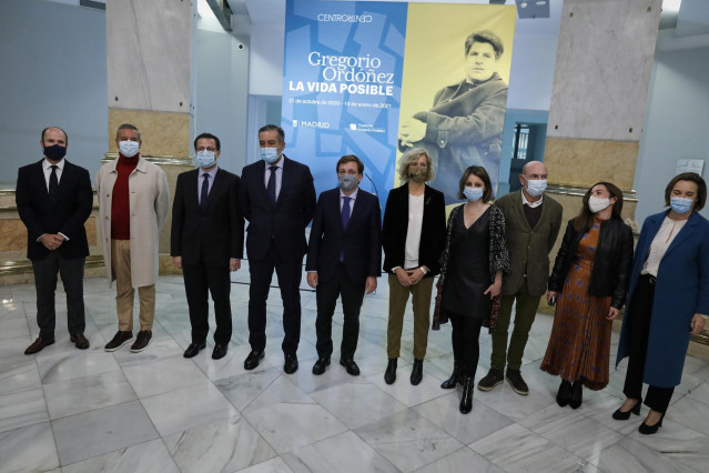 Fotografía de familia durante el acto de presentación de la exposición 'Gregorio Ordóñez. La vida posible', en CentroCentro