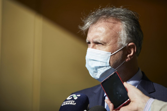El presidente de Canarias, Ángel Víctor Torres, ofrece declaraciones a los medios de comunicación