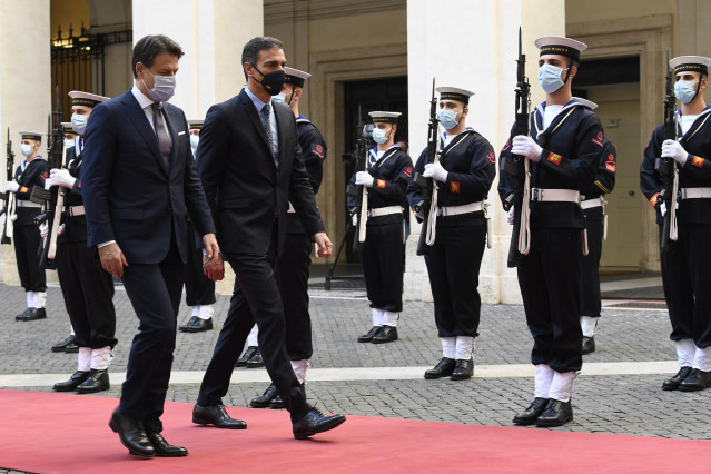 El primer ministro de Italia, Giuseppe Conte y el presidente del Gobierno de España, Pedro Sánchez, antes de celebrar un almuerzo de trabajo en el Palazzo Chigi, sede de la Presidencia del Gobierno italiano, en Roma.