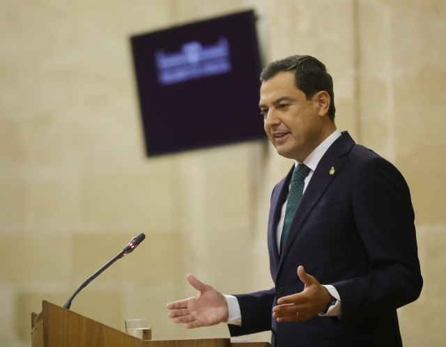 El presidente de la Junta de Andalucía, Juanma Moreno, respondiendo al grupo socialista en el debate sobre el Estado de la Comunidad en el Parlamento andaluz. Sevilla (Andalucía, España), a 20 de octubre de 2020.