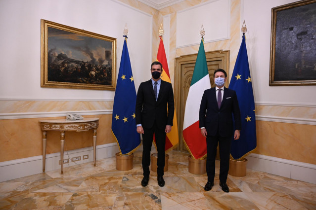 (I-D) El presidente del Gobierno, Pedro Sánchez; y el primer ministro de Italia, Giuseppe Conte, posan antes de celebrar un almuerzo de trabajo en el Palazzo Chigi, sede de la Presidencia del Gobierno, en Roma (Italia), a 20 de octubre de 2020.