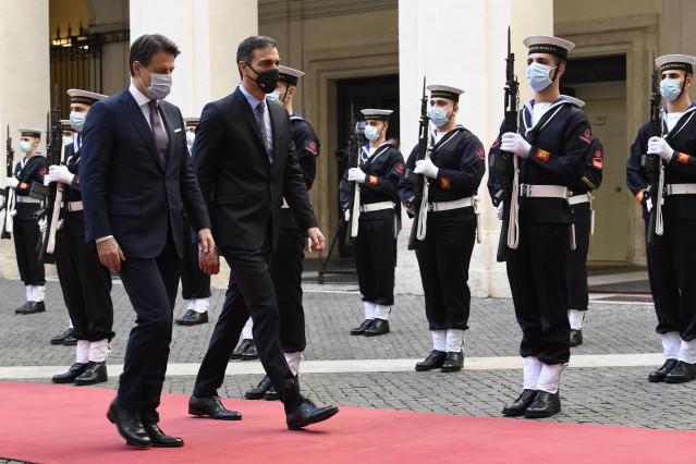 (I-D) El primer ministro de Italia, Giuseppe Conte; y el presidente del Gobierno, Pedro Sánchez, caminan juntos momentos antes de celebrar un almuerzo de trabajo en el Palazzo Chigi, sede de la Presidencia del Gobierno, en Roma (Italia).