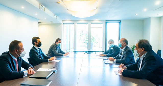 El líder del PP, Pablo Casado, se reúne en la sede del PP con la asociación 'La España que reúne', integrada entre otros por Nicolás Redondo y Francesc de Carreras. En Madrid, a 6 de octubre de 2020.