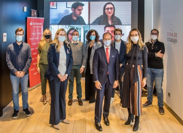 CEO Santander España, Rami Aboukhair, con emprendedores.