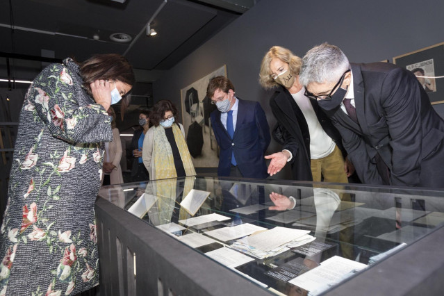 El ministro Grande-Marlaska, junto a Ana Iríbar, viuda de Gregorio Ordóñez, la consejera de Igualdad, Justicia y Políticas Sociales del Gobierno vasco, Beatriz Artolazabal, y el alcalde de Madrid, Martínez-Almeida.
