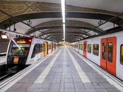 Dos trenes de FGC en la estación de Plaça Catalunya