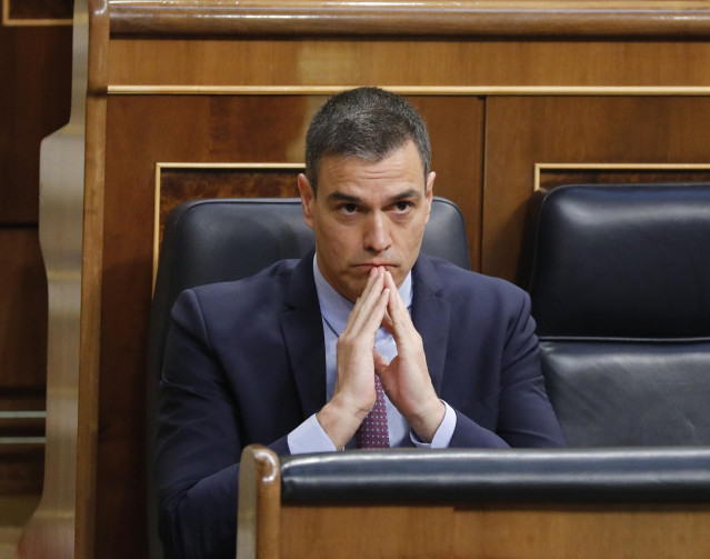 El presidente del Gobierno, Pedro Sánchez, sentado en el banco azul.