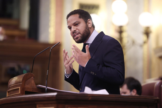 El diputado por Barcelona y candidato de Vox a las futuras elecciones en Cataluña, Ignacio Garriga, interviene como encargado de defender la moción de censura de su partido durante un pleno en el Congreso de los Diputados, en Madrid (España), a 21 de octu