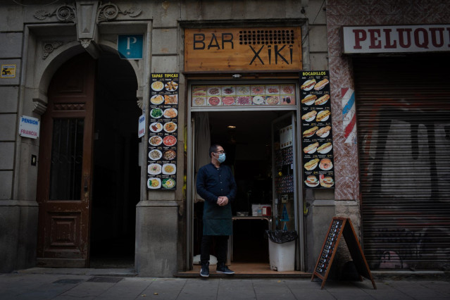 Un camarero de un bar
