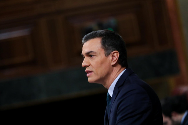 El presidente del Gobierno en funciones, Pedro Sánchez, interviene desde la tribuna del Congreso de los Diputados.