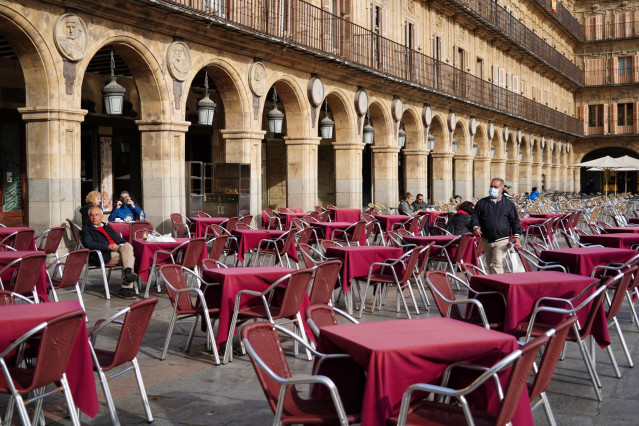 Pocas personas en una terraza de la Plaza Mayor de Salamanca