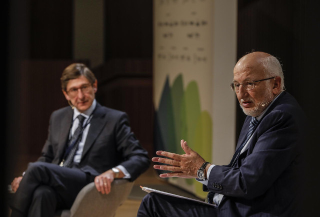 (I-D) El presidente de BFA y Bankia, José Ignacio Goirigolzarri, y el presidente de Mercadona, Juan Roig, durante su participación en el XIX Congreso de Directivos CEDE, en el Palau de les Arts de Valencia.