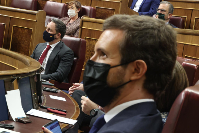 El presidente del PP, Pablo Casado, durante el pleno en el que se debate la moción de censura planteada por Vox, en el Congreso de los Diputados.