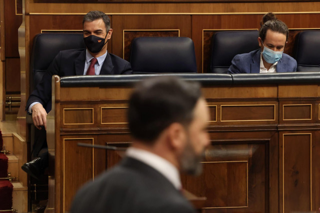 Pedro Sánchez y Pablo IGlesias durante la intervención de Santiago Abascal en la moción de censura