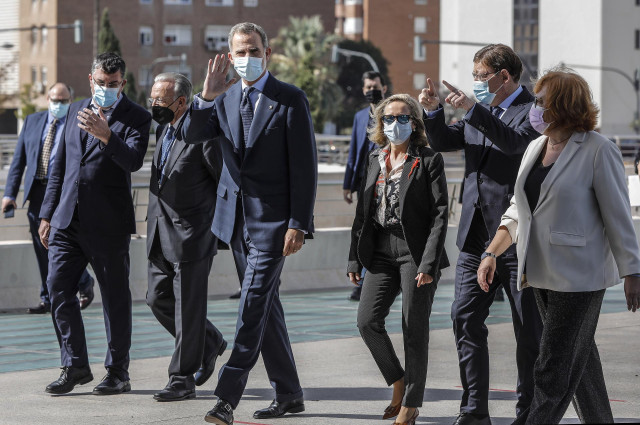 El Rey Felipe VI (c), acompañado por la vicepresidenta tercera del Gobierno, Nadia Calviño (3d); y el presidente de la Comunidad Valenciana, Ximo Puig (2d), a su llegada al XIX Congreso de Directivos CEDE