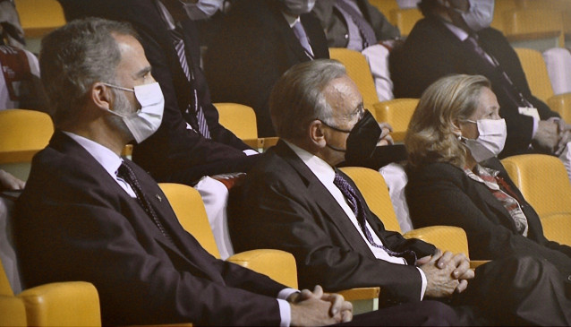 El REy, junto a Isidro Fainé y Nadia Calviño.