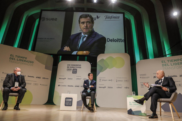 (I-D) El presidente de la Cámara de Comercio de España, José Luis Bonet; el presidente de la patronal CEOE, Antonio Garamendi; y el moderador del encuentro, el presidente de KPMG en España, Hilario Albarracín, durante el XIX Congreso de Directivos CEDE