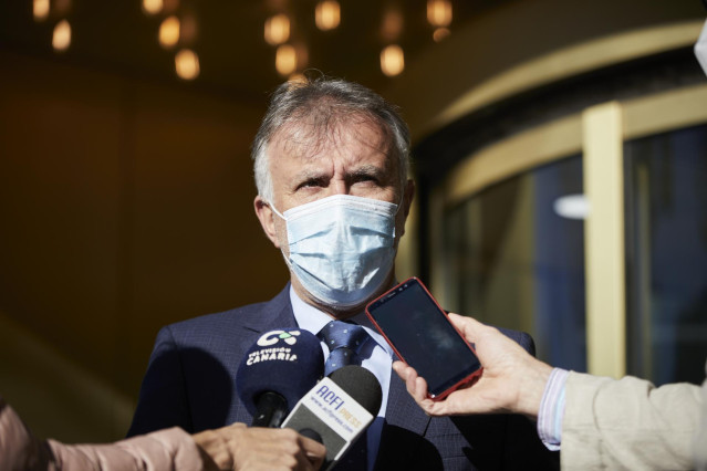 El presidente de Canarias, Ángel Víctor Torres, ofrece declaraciones a los medios de comunicación