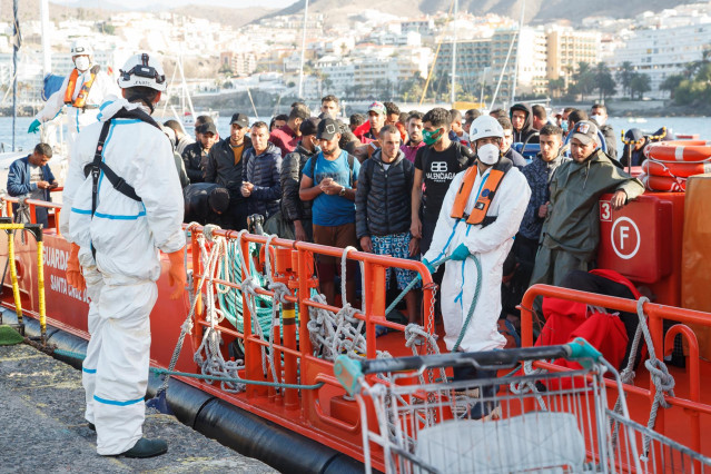 Trabajadores de Cruz Roja ayudan en el Muelle de Arguineguín a trasladar a migrantes que han sido interceptados en aguas canarias