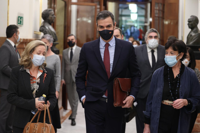 La vicepresidenta tercera y ministra de Asuntos Económicos y Transformación Digital, Nadia Calviño; el presidente del Gobierno, Pedro Sánchez; y la ministra de Educación y FP, Isabel Celaá