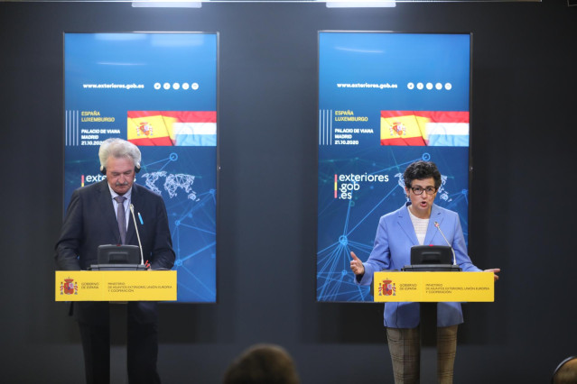 La ministra de Asuntos Exteriores, Unión Europea y Cooperación, Arancha González Laya, ofrece una rueda de prensa junto con su homólogo el ministro de Asuntos Exteriores luxemburgués, Jean Asselborn, tras mantener un encuentro conjunto en el Palacio de Vi