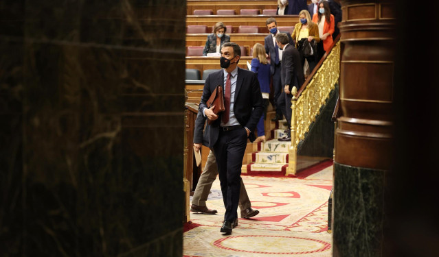 El presidente del Gobierno, Pedro Sánchez, abandona la primera parte del pleno en el que se debate la moción de censura planteada por Vox, en el Congreso de los Diputados