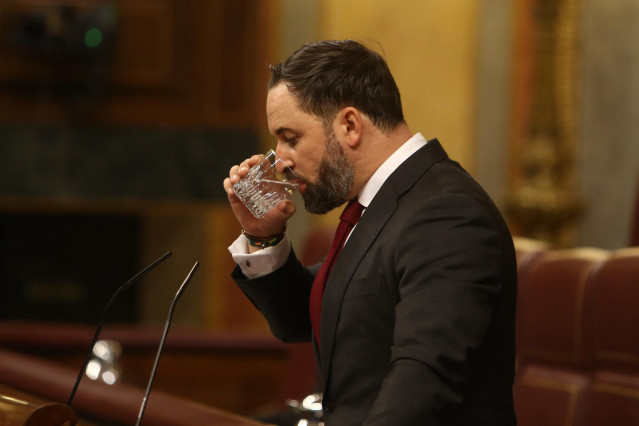 El presidente de Vox, Santiago Abascal, bebe agua antes de intervenir durante el pleno en el que se debate la moción de censura