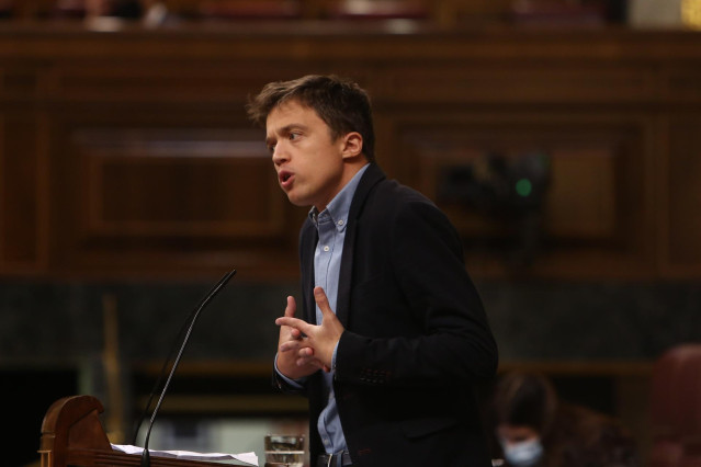 El líder de Más País, Íñigo Errejón, interviene durante una sesión plenaria en el Congreso de los Diputados, en Madrid (España), a 20 de octubre de 2020. El pleno del Congreso debate hoy la necesidad extraordinaria de suspender las reglas fiscales en 2020