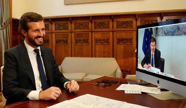 El líder del PP, Pablo Casado, mantiene una reunión por videoconferencia con el vicepresidente de la Comisión Europea y comisario del Euro y Diálogo Social, Valdis Dombrovskis.