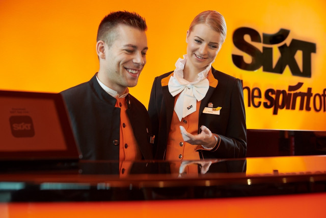 Imagen de un stand de Sixt.