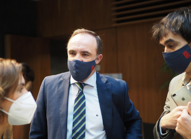 El portavoz de Navarra Suma, Javier Esparza, en el Parlamento foral antes del inicio del pleno el 22 de octubre de 2020.