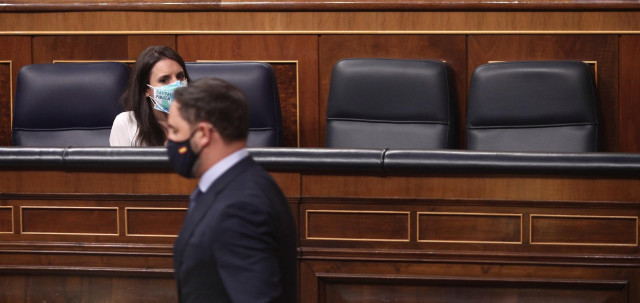 El presidente de Vox, Santiago Abascal, pasa por delante de la ministra de Igualdad, Irene Montero