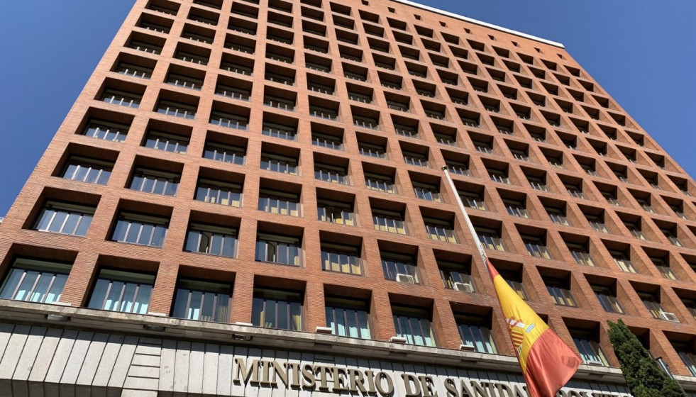 Sede del Ministerio de Sanidad con la bandera de España a media asta en recuerdo de los fallecidos con COVID-19, en el periodo de diez días de luto decretado por el Gobierno.